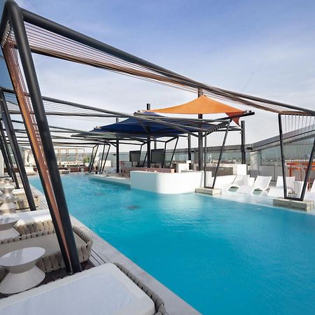 So/ Uptown Dubai酒店 外观 照片 The rooftop pool at the hotel