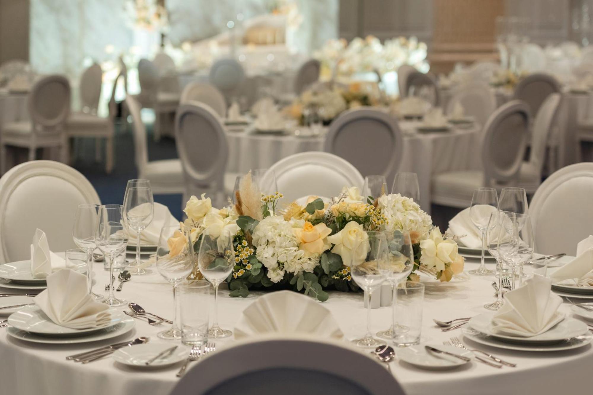 So/ Uptown Dubai酒店 外观 照片 A table set for a formal dinner