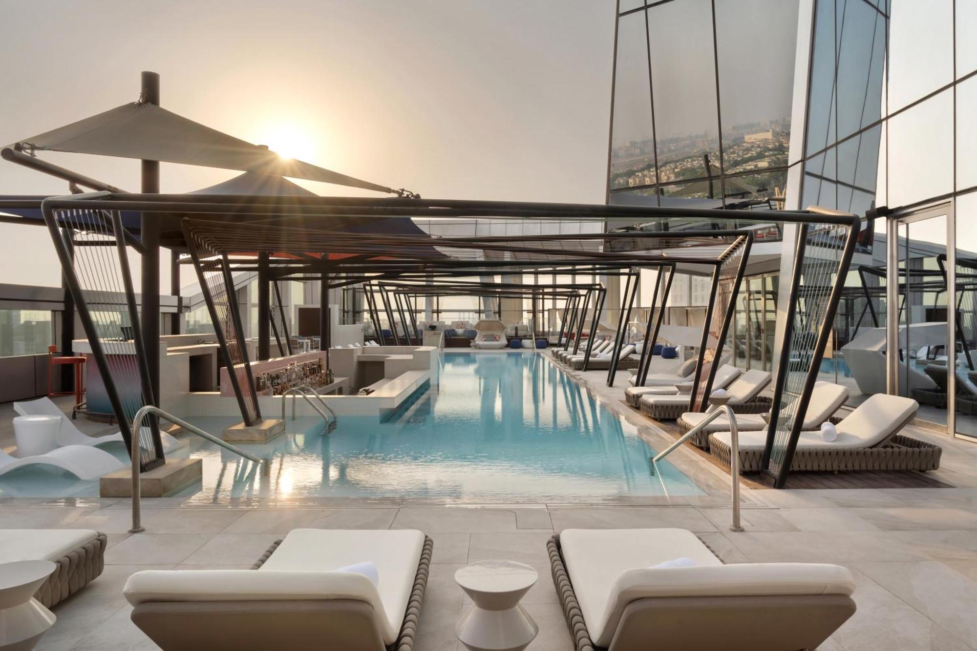 So/ Uptown Dubai酒店 外观 照片 The rooftop pool at the hotel