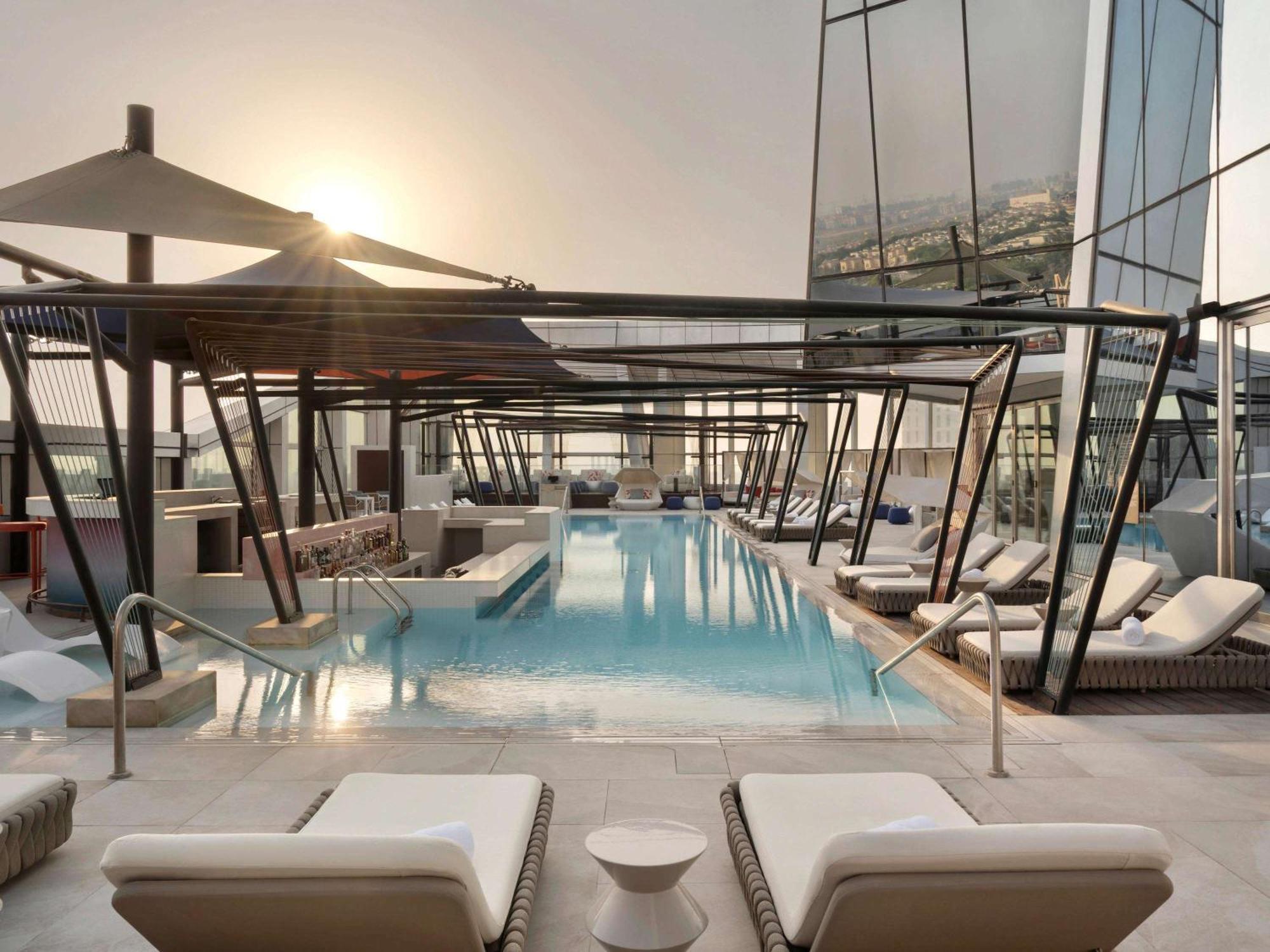 So/ Uptown Dubai酒店 外观 照片 The rooftop pool at the hotel