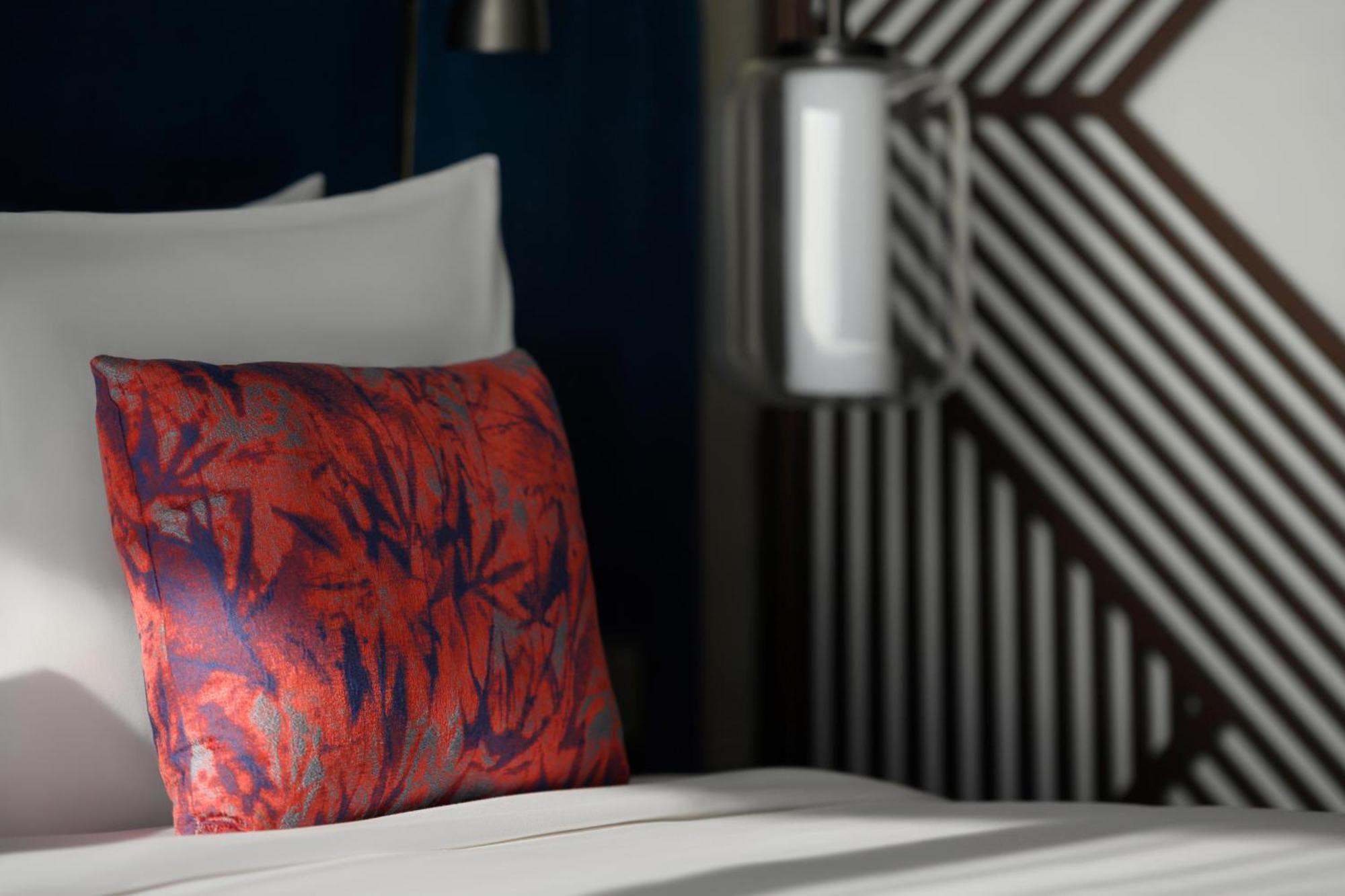 So/ Uptown Dubai酒店 客房 照片 A throw pillow