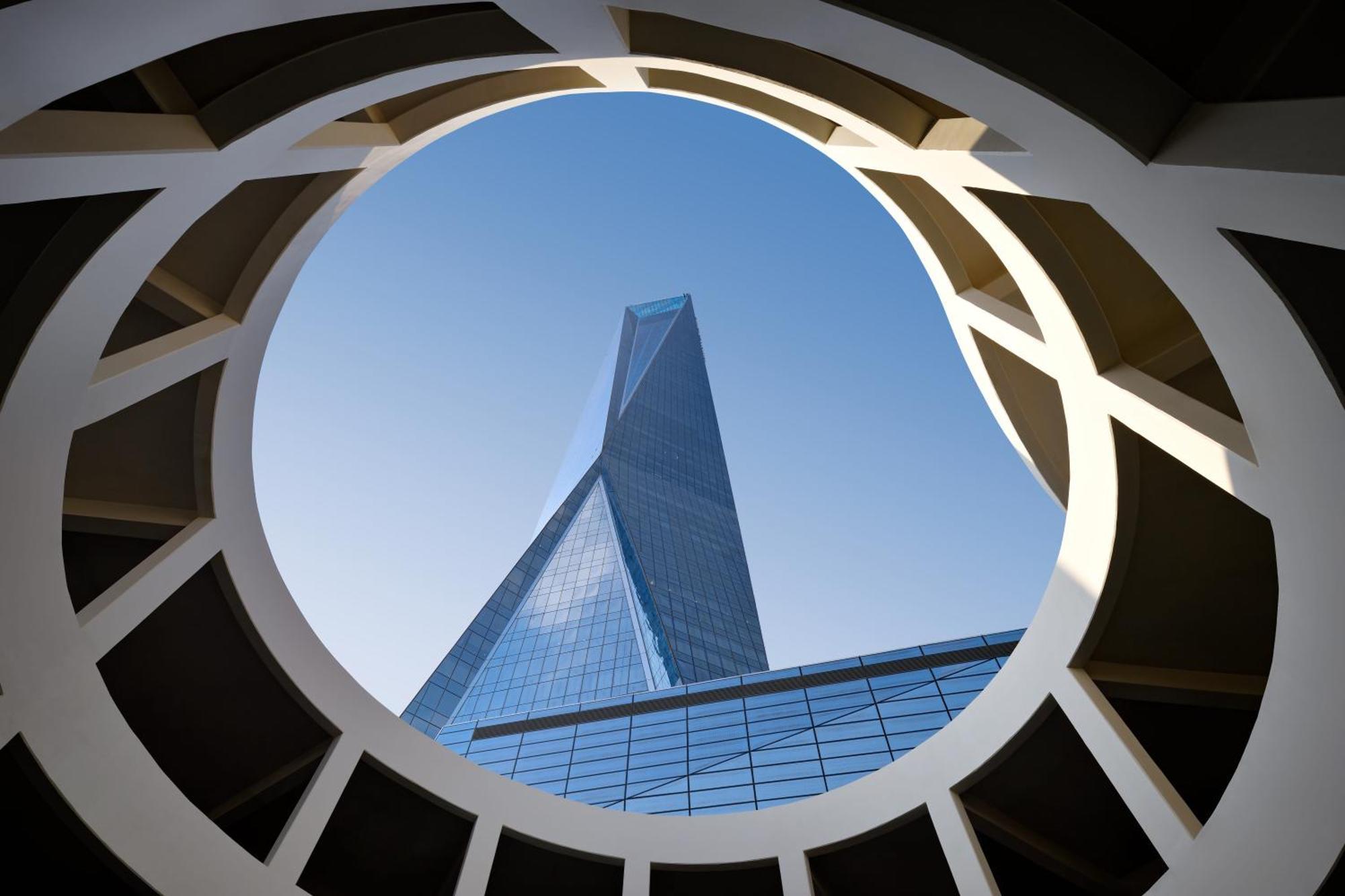 So/ Uptown Dubai酒店 外观 照片 The building's distinctive triangular shape