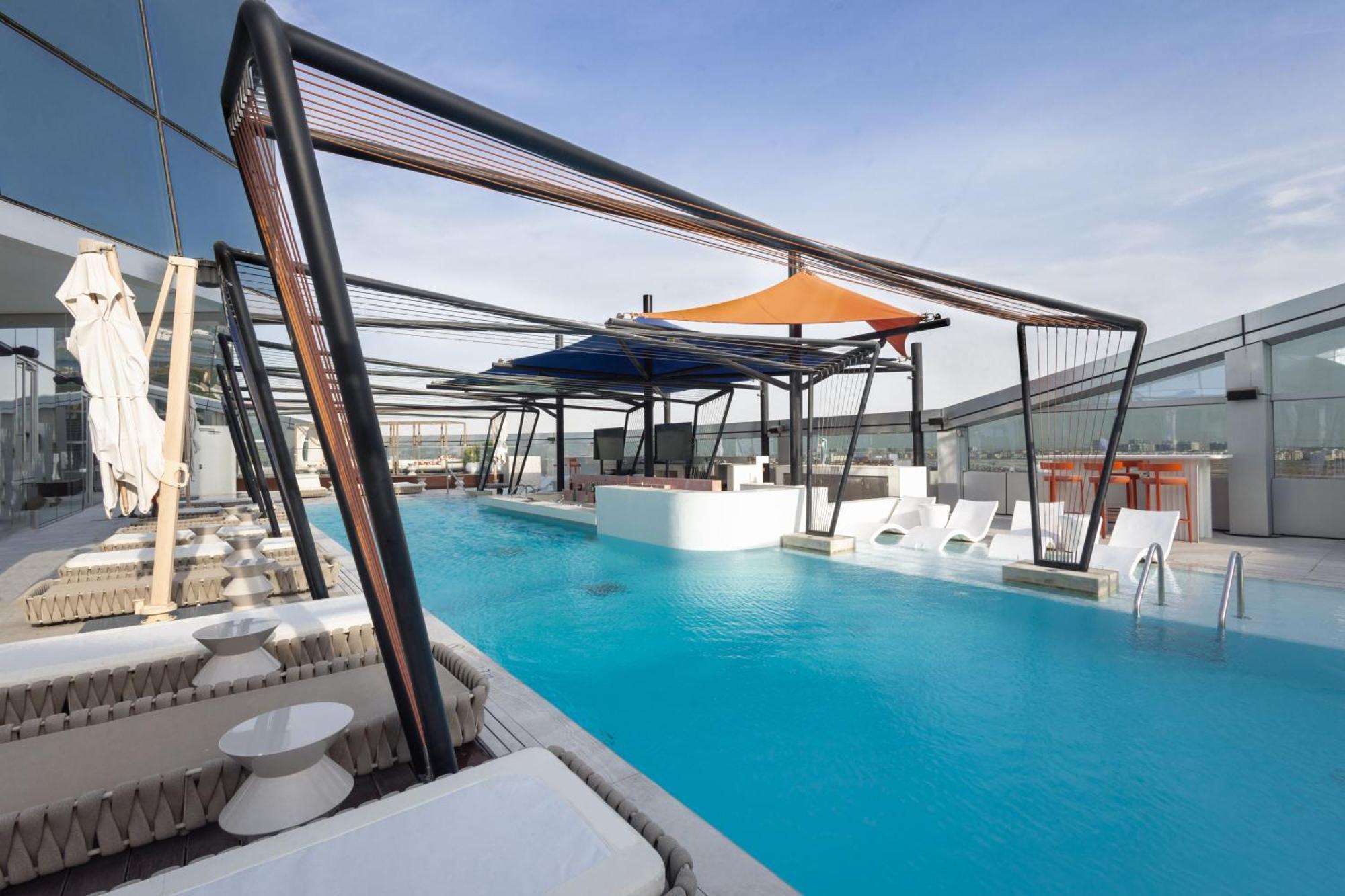 So/ Uptown Dubai酒店 外观 照片 The rooftop pool at the hotel